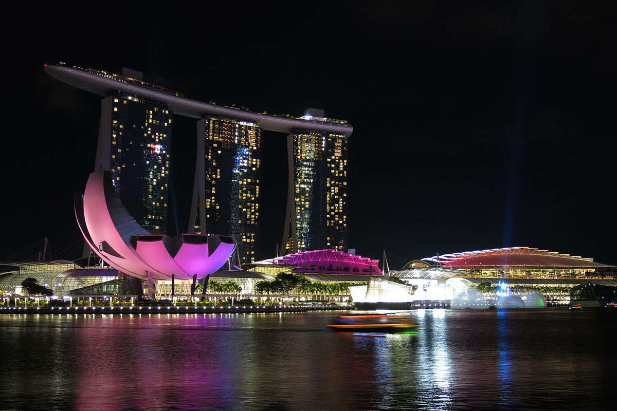 We offer guided tours in Singapore centered in architecture and urbanism